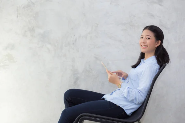 タブレットコンピュータに触れる美しい若いアジアの女性と笑顔 — ストック写真