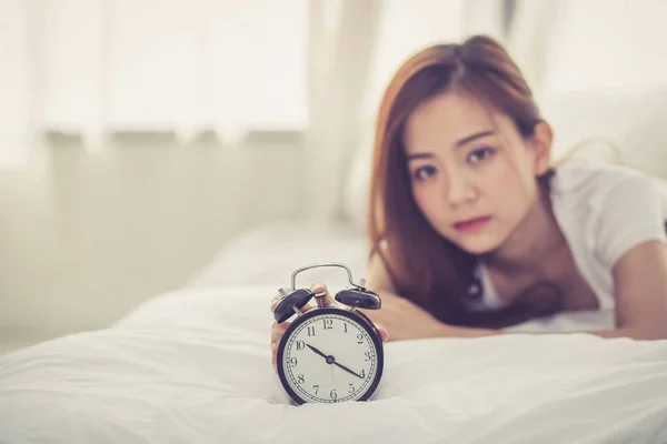 아름다운 아시아의 젊은 여자는 좋은 아침에 알람 시계를 해제 — 스톡 사진