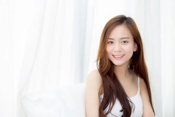 Retrato hermosa joven asiática mujer de pie y sonrisa el viento —  Fotos de Stock