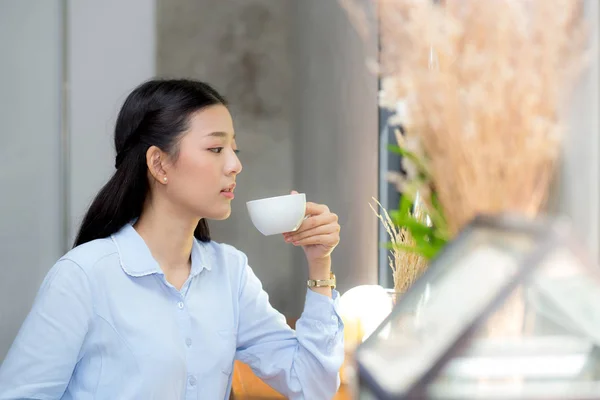 コーヒーを飲んで笑顔を見せる美しいアジアの若い女性 — ストック写真