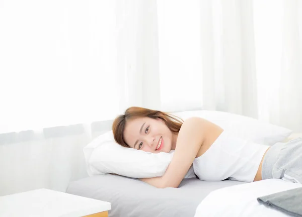 Retrato de bela asiática jovem mulher dormir deitado na cama com — Fotografia de Stock