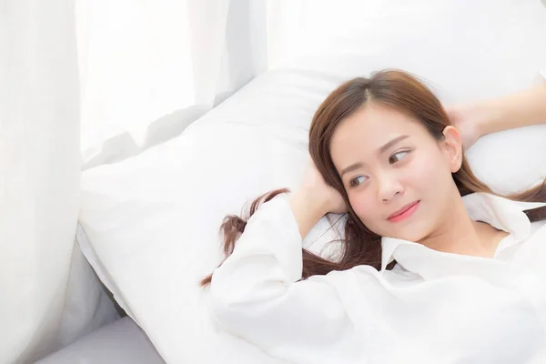 Beautiful asian young woman sleeping lying in bed with head on p — Stock Photo, Image