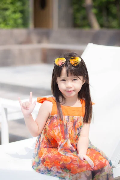 スイに座って笑顔の美しい肖像画小さな女の子アジア — ストック写真