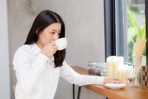 Bela jovem ásia mulher beber café e sorriso no o mo — Fotografia de Stock