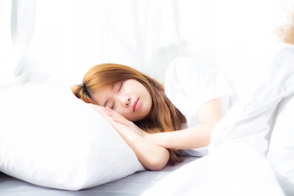 Portrait de belle asiatique jeune femme dormir couché dans le lit avec — Photo