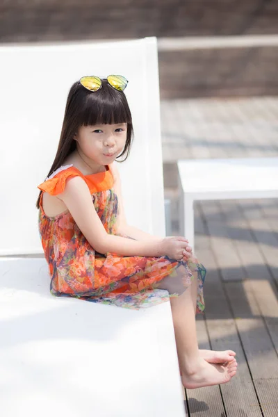 スイに座って笑顔の美しい肖像画小さな女の子アジア — ストック写真