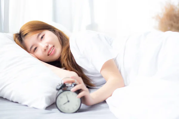 Piękny z portret Asian młody kobieta wyłączyć budzik w — Zdjęcie stockowe