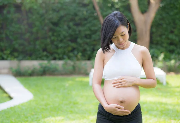 Hermosa embarazada de retrato asiático joven mujer relajarse en el pa —  Fotos de Stock