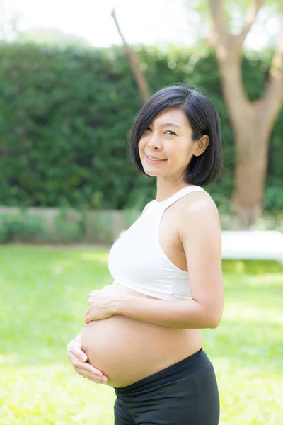 Hermosa embarazada de retrato asiático joven mujer relajarse en el pa —  Fotos de Stock