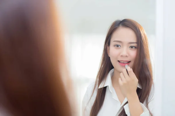 Beleza de retrato de jovem mulher asiática no espelho segurando um — Fotografia de Stock