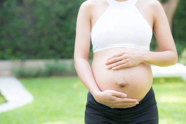 Piękny w ciąży z portret Asian młody kobieta zrelaksować się w The PA — Zdjęcie stockowe