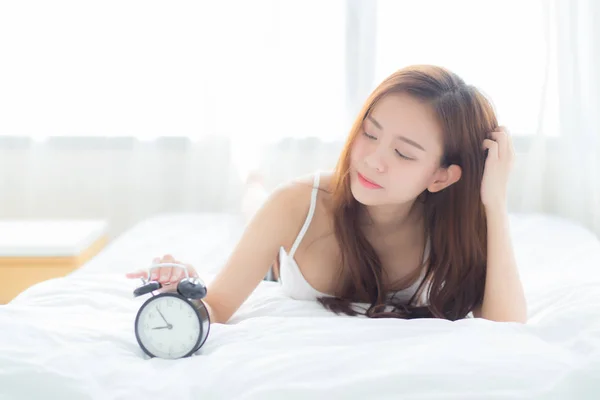 Güzel asya genç kadın sabah çalar saat kapatmak, wak — Stok fotoğraf