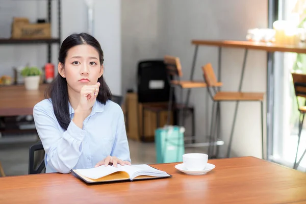 Красивая портрет бизнес азиатская молодая женщина думает идея — стоковое фото