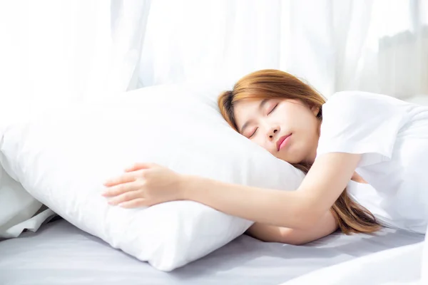 Retrato de bela asiática jovem mulher dormir deitado na cama com — Fotografia de Stock