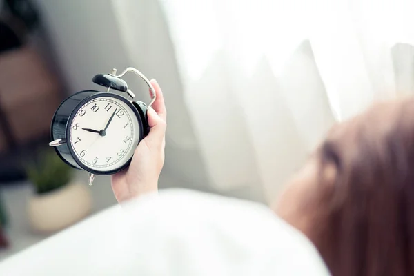 Красива азіатська молода жінка вимикає будильник вранці, прокинься — стокове фото