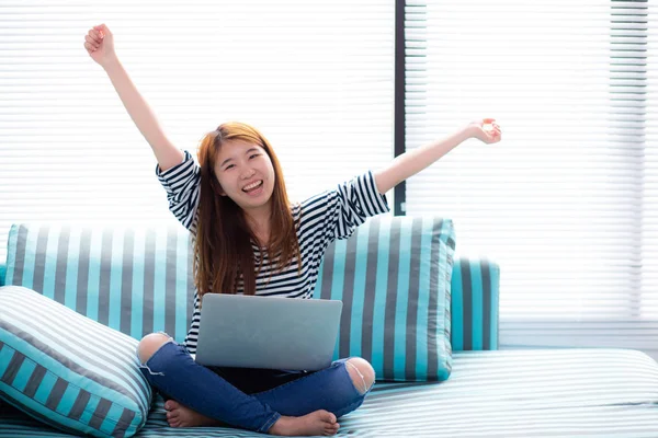 Hermosa felicidad retrato de joven asiático mujer usando laptop w — Foto de Stock