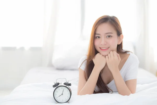 Bella di ritratto giovane donna asiatica svegliarsi al mattino e un — Foto Stock