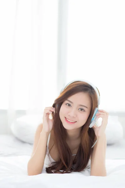 아름다운 아시아의 젊은 여자 즐길 듣기 음악 와 헤드폰 wh — 스톡 사진