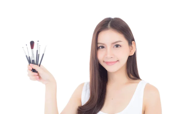 Beleza mulher asiática aplicando maquiagem com escova na mão isolada — Fotografia de Stock