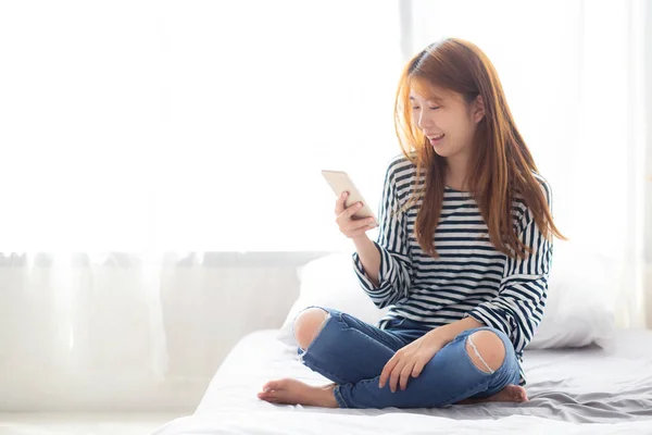 아름다운 젊은 아시아 여자 미소 앉아 휴식 에 그만큼 침대 에 — 스톡 사진