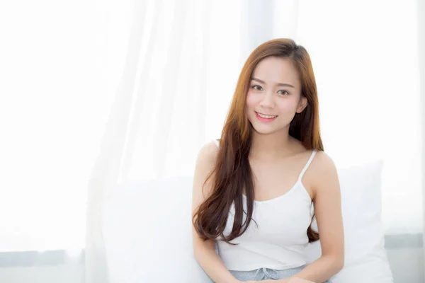 Retrato bonito jovem asiático mulher sentado e sorrir o windo — Fotografia de Stock
