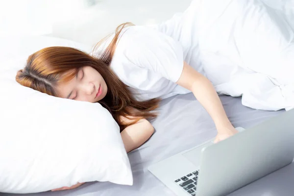 Belle de portrait jeune femme asiatique avec ordinateur portable couché i — Photo