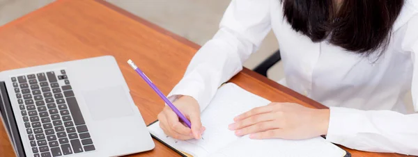 Bannière gros plan entreprise asiatique femme écriture sur notebook sur table — Photo