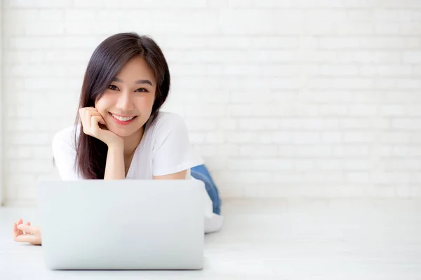 Mooi van portret Aziatische jonge vrouw werken online laptop ly — Stockfoto