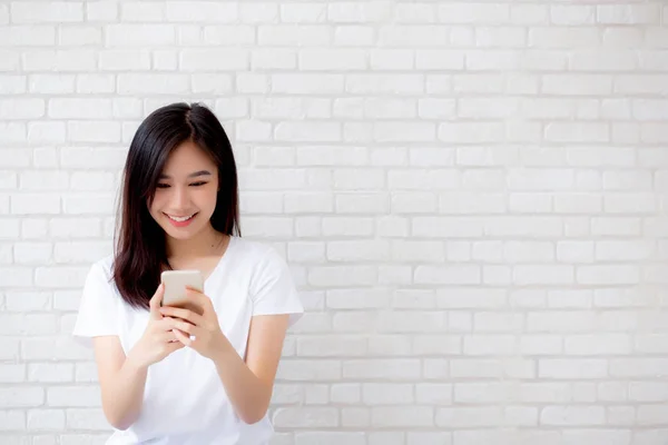 Hermosa de retrato joven mujer asiática toque teléfono y sonrisa st —  Fotos de Stock