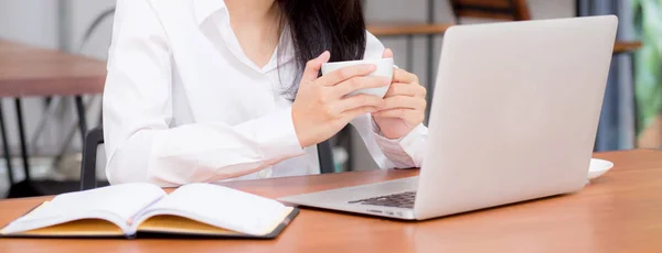 Close-up banner website Aziatische jonge vrouw online werken op lapto — Stockfoto