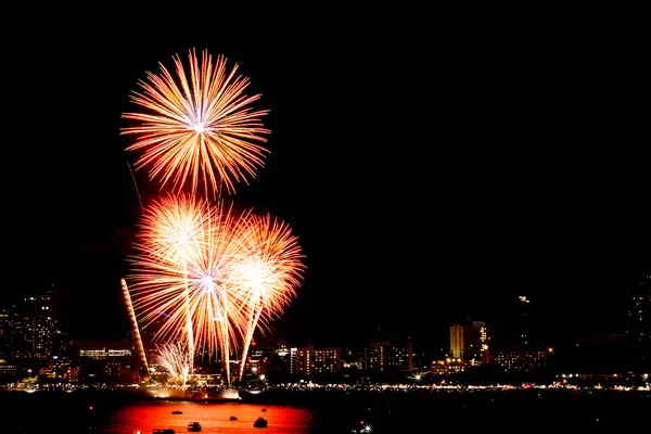 Muchos fuegos artificiales parpadeantes con fondo de paisaje urbano nocturno celebrat —  Fotos de Stock