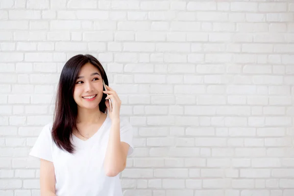 Hermosa de retrato joven mujer asiática hablar teléfono inteligente y smi —  Fotos de Stock