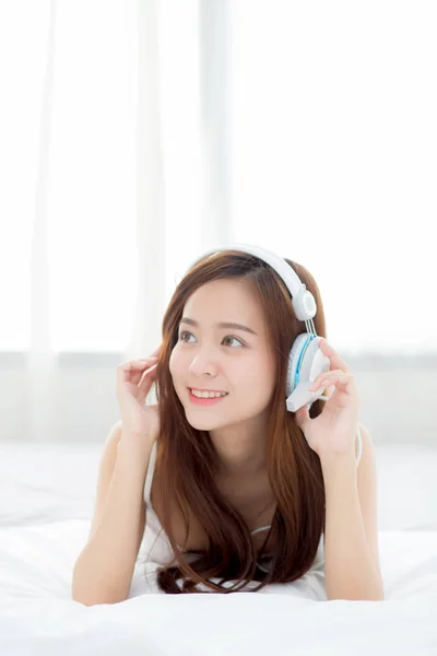 Bella asiatica giovane donna godere di ascoltare musica con cuffie wh — Foto Stock
