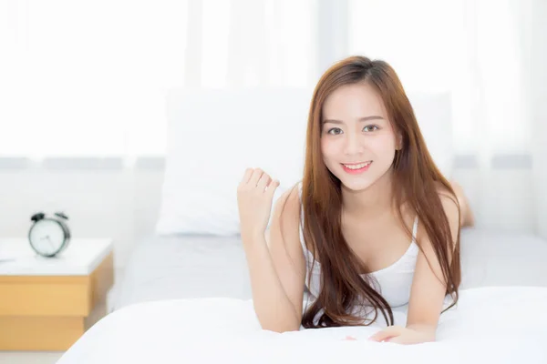 Piękny portret młody Asian kobieta leżąc i uśmiech podczas Wake — Zdjęcie stockowe