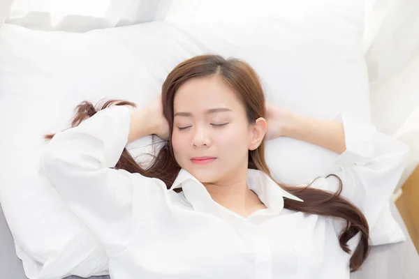 Belle asiatique jeune femme dormir couché dans lit avec tête sur p — Photo