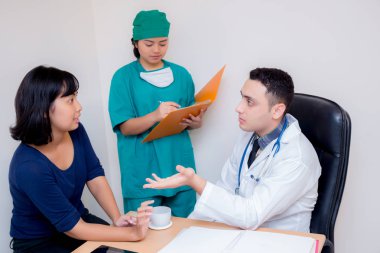 Asyalı adam doktor tutan tablet asya kadın pati ile tartışıyor