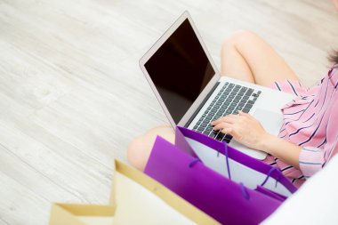 Dizüstü bilgisayar oturma ile Closeup asya kadın alışveriş online
