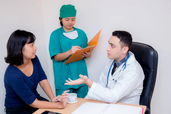 Asiatico uomo medico holding tablet discussione con asiatico donna pati — Foto Stock