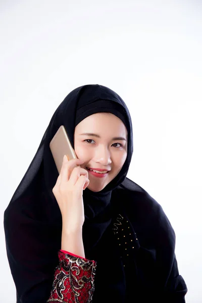 携帯電話で話す肖像イスラム教徒アジアの女性の美しい — ストック写真