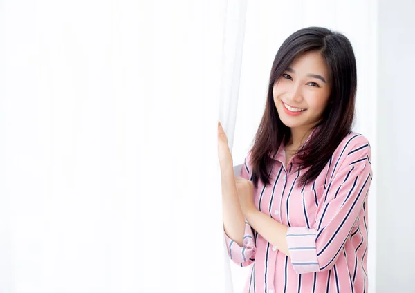 Portrait of beautiful young asian woman standing the window and — Stock Photo, Image