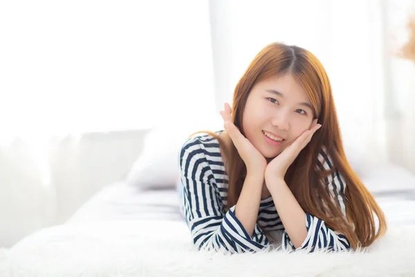 아름다운 초상화 젊은 아시아 여자 거짓말 과 미소 동안 웨이크 — 스톡 사진