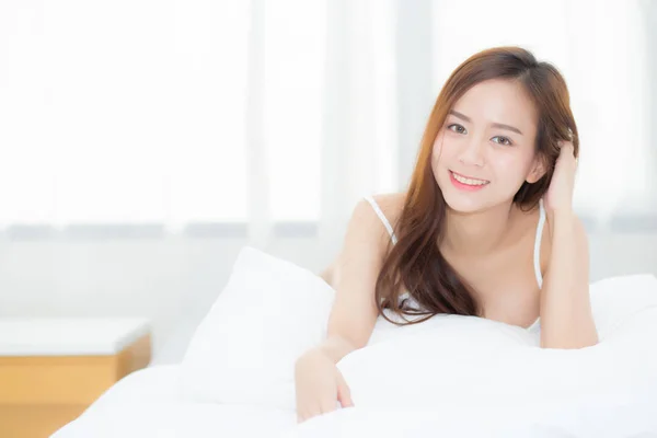 Красивий портрет молодої азіатки лежить і посміхається під час пробудження — стокове фото