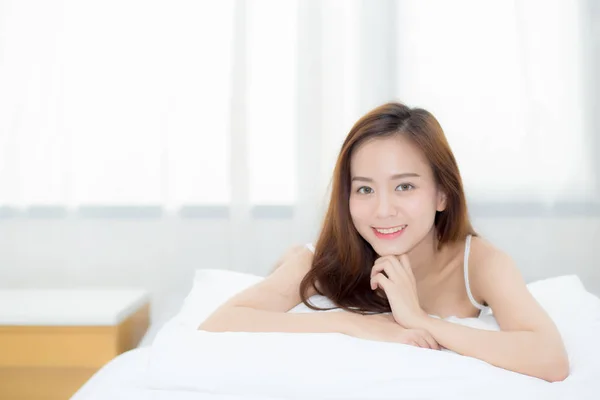 美しい肖像画若いアジアの女性が目を覚ます間に横たわって笑顔 — ストック写真