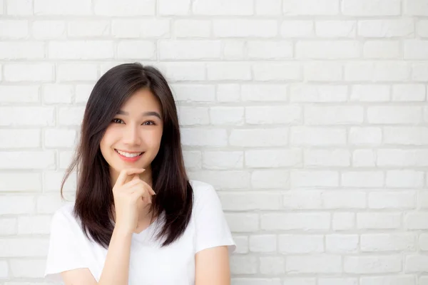 Portrait de belle jeune femme asiatique bonheur debout sur gr — Photo