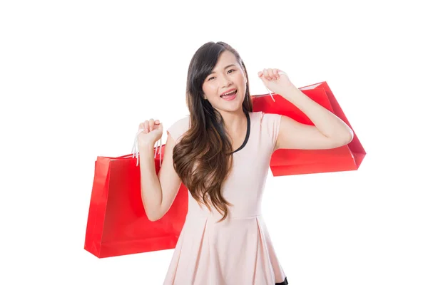 Belle de portrait jeune femme souriante tenant sac en papier isol — Photo