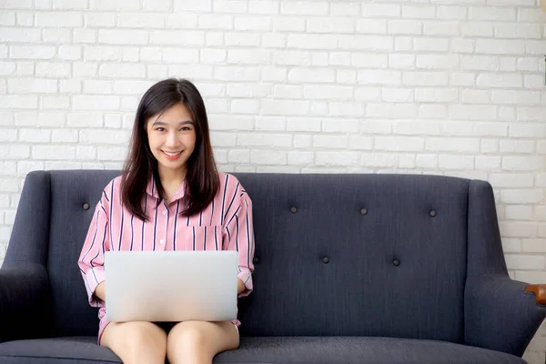 Krásná z portrétních asijských mladých žen pracujících online notebooku si — Stock fotografie