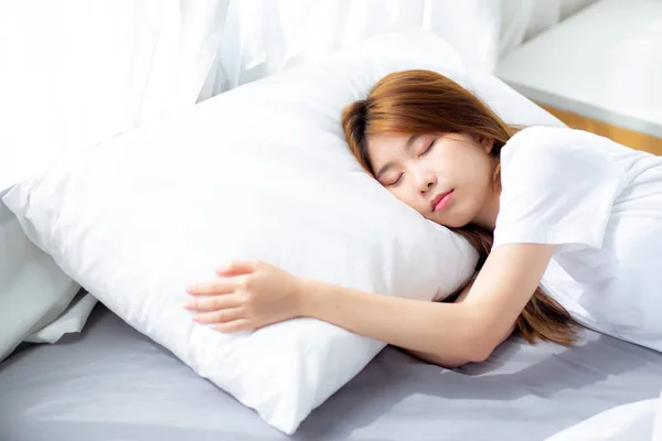 美しいアジアの若い女性の肖像画は、ベッドに横たわって眠ります — ストック写真