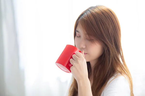 Linda de retrato jovem mulher asiática com bebida acup de café — Fotografia de Stock