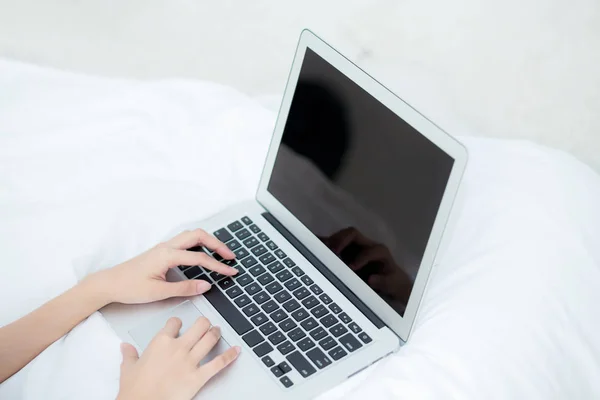 클로즈업 젊은 아시아 여자 사용 노트북 용 여가 에 침실, g — 스톡 사진