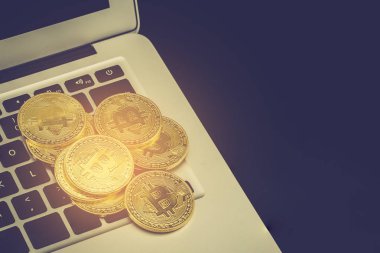 Dizüstü bilgisayarda Bitcoin, para birimi dijital exch ile altın sikke